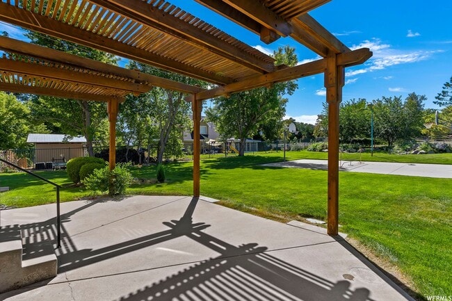 Building Photo - Huge Jordan Canal Rd Home on Half Acre Pro...