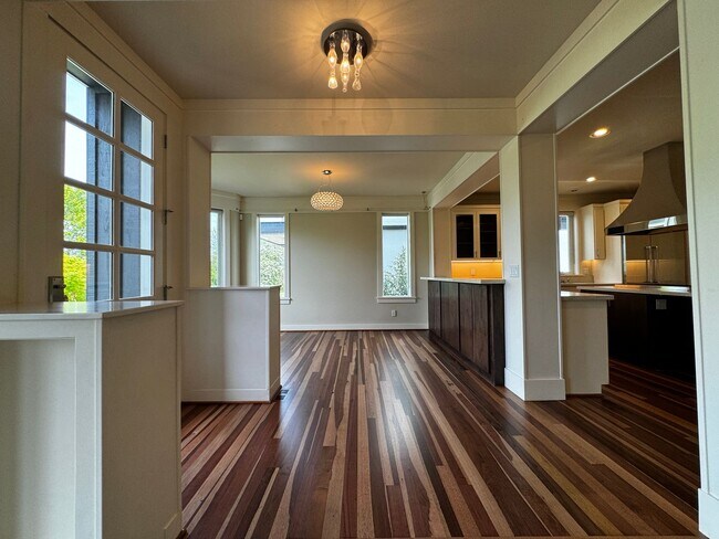 Building Photo - 4bd/4.5ba Seattle House
