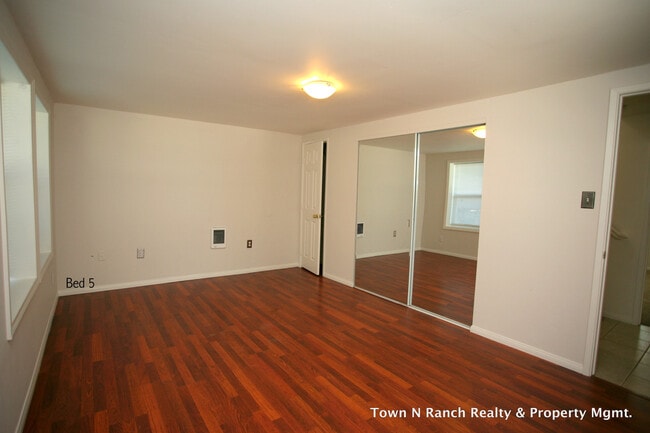 Building Photo - 5Br 2Ba single Family Home