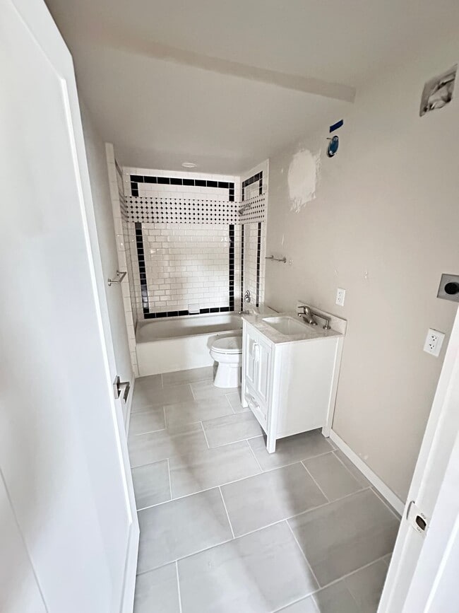 Building Photo - Newly Remodeled Duplex