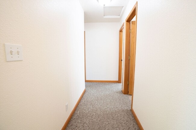 Building Photo - 2712 Meadow Creek Way