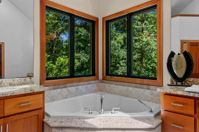 Building Photo - Luxurious 5-Bed Sanctuary with Scenic View...