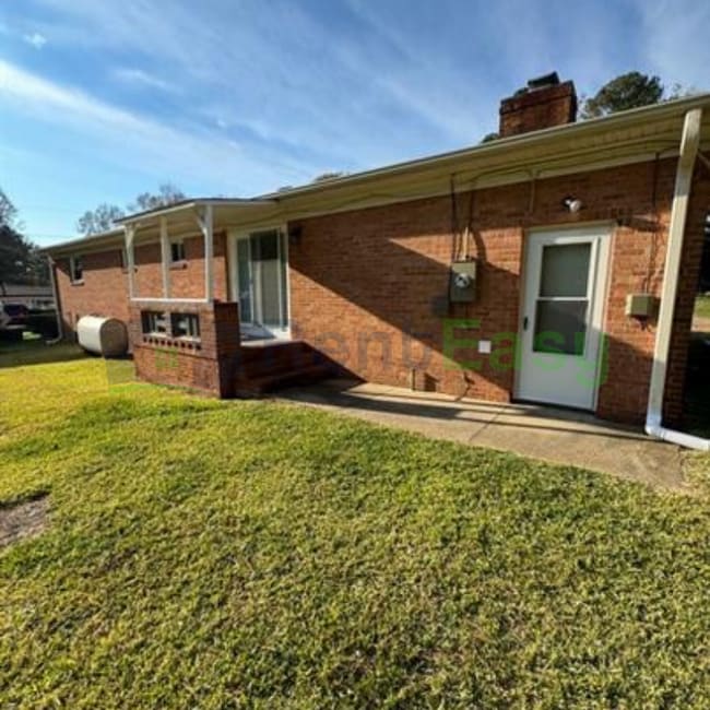 Building Photo - 300 Oakwood Ave