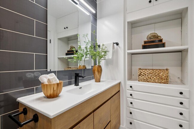 Building Photo - Updated Woodland Estates Home