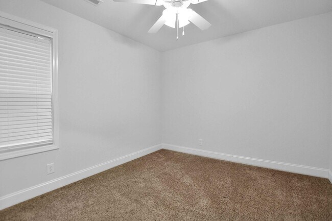 Building Photo - Pet Friendly Three Bedroom!