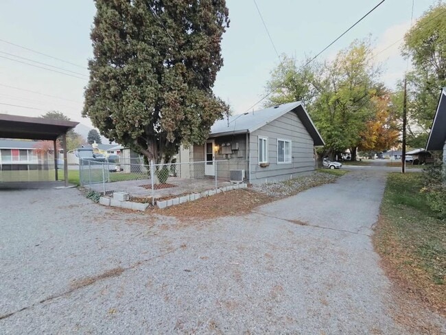 Building Photo - 1261/1263 Montana St.