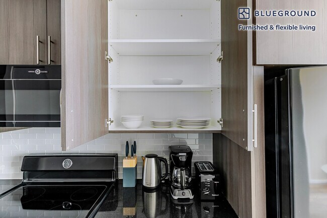 Building Photo - 211 W Scott St