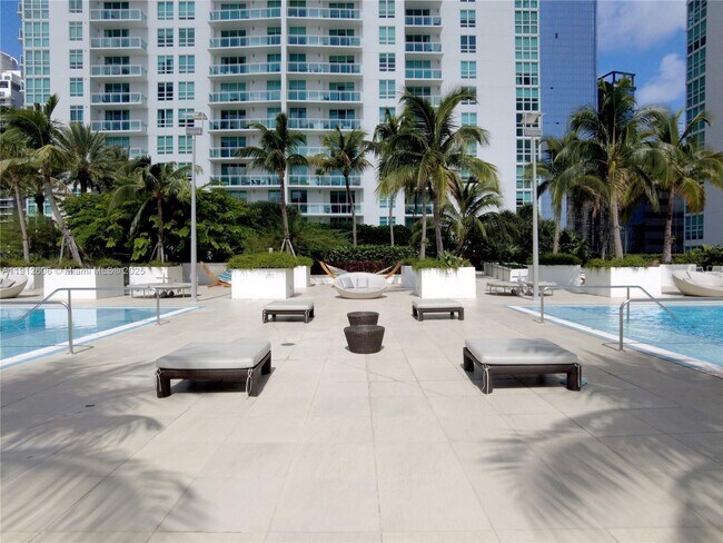 Building Photo - 950 Brickell Bay Dr