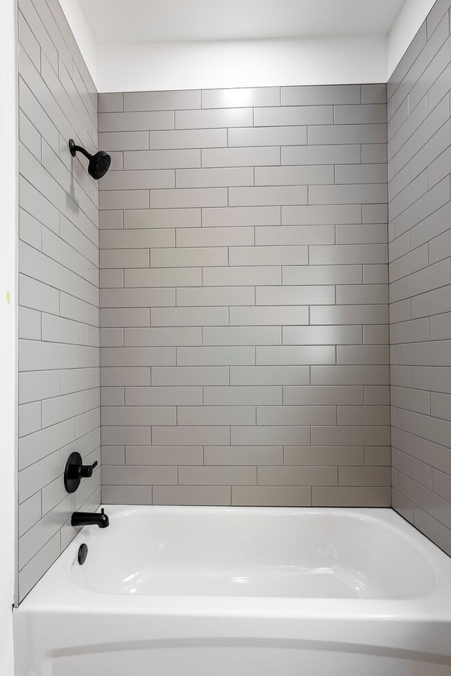 Building Photo - ***933 SE 10th Street***