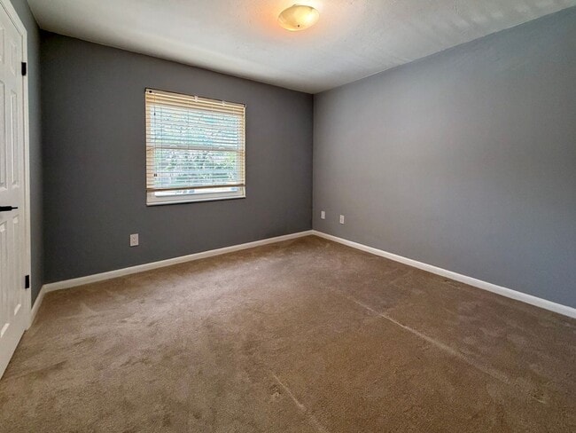 Building Photo - 2BR/1.5BA Townhouse in Mill Run!