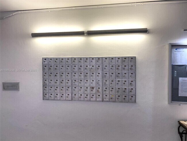 Building Photo - 13953 Kendale Lakes Cir