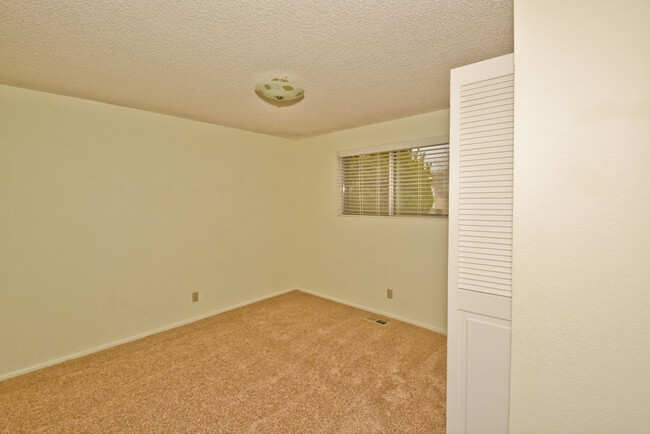 Building Photo - 3 Bedroom 2 Bathroom home in SW Boise