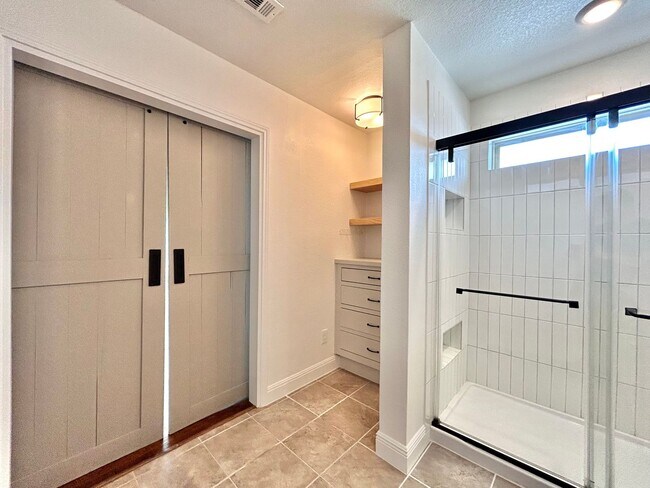 Building Photo - Beautiful and Contemporary 3 BR / 2.5 BA H...