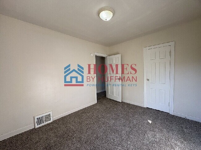 Building Photo - Two Bedroom Townhome | Fenced in Back Yard