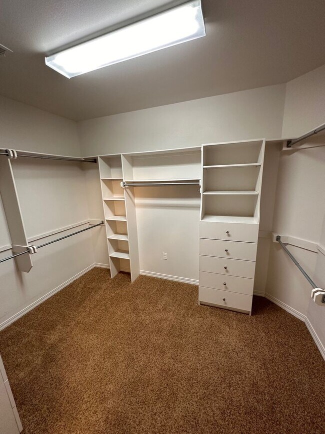 Building Photo - 1010 S Vancouver Ave