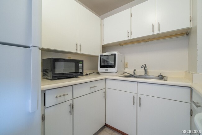 Building Photo - 1425 Liliha St