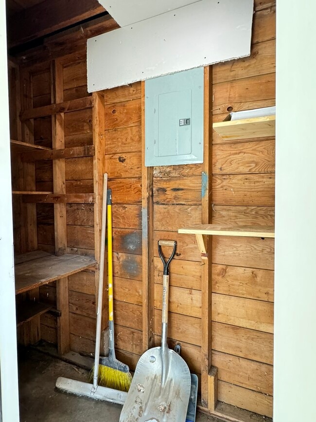 Building Photo - 1442 E Broadway St