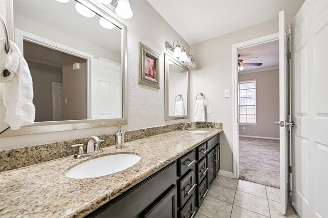 Building Photo - 2255 Braeswood Park Dr