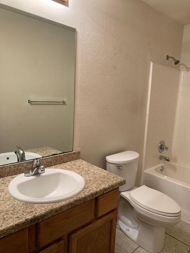 Building Photo - Great Home Fantastic Price!