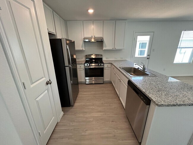 Building Photo - **APPLICATION RECEIVED** BEAUTIFUL 3 Bedroom / 2 Bath Home w/ Community Park & Pool!