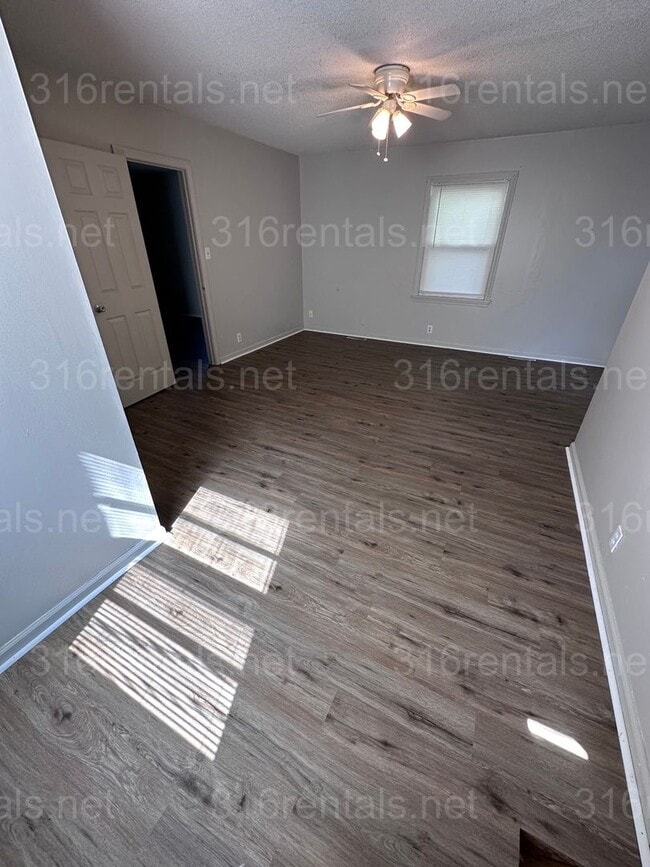 Building Photo - $1250 - 3 bed 1.5 bath - Single Family Hom...