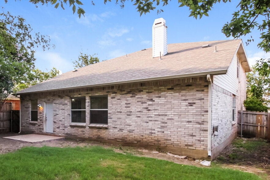 Building Photo - 2033 Shawnee Trail