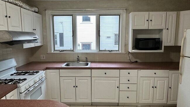 Building Photo - 10 Channing St