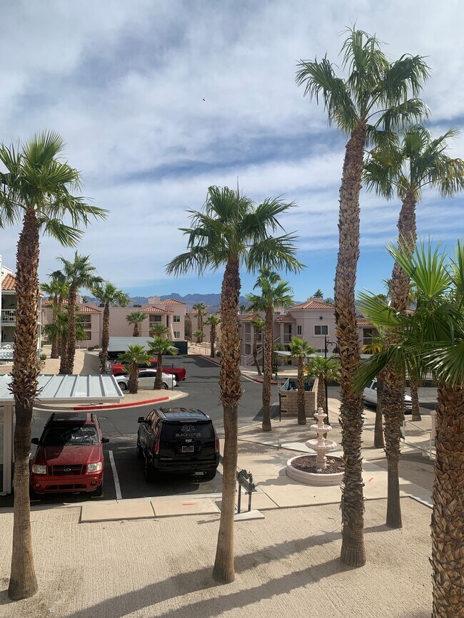 Building Photo - Las Palmas Condo