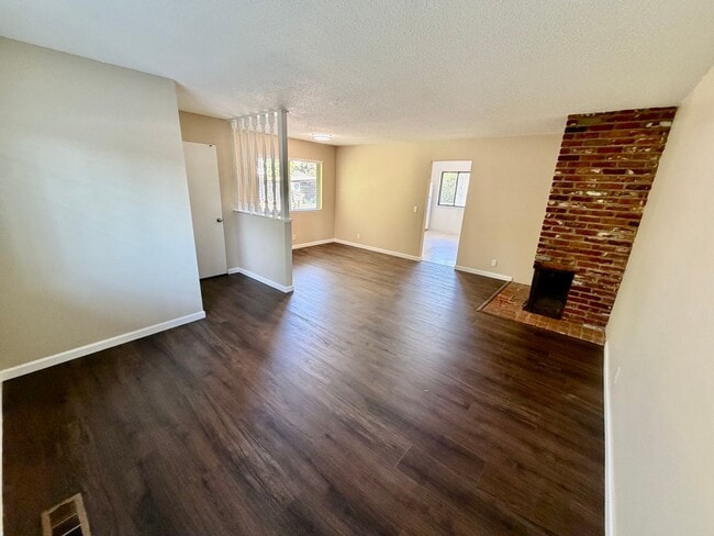 Building Photo - Tastefully Updated 2BR/1BA Home - Deck, Fenced Yard, Parking, Laundry, and more!