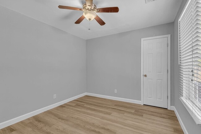 Building Photo - 525 Rushing St