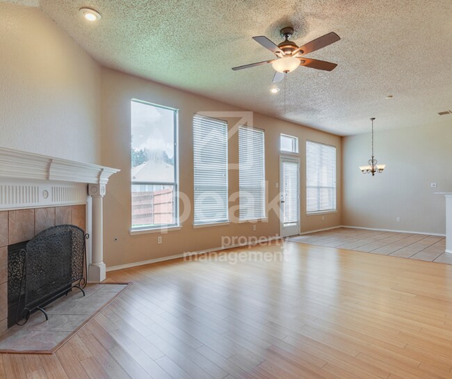 Building Photo - $2600! Beautiful 3 Bed, 2 Bath home in desirable PLANO! Tour Now!