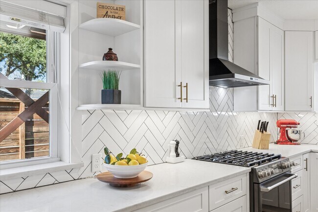 Building Photo - 825 Merrill St