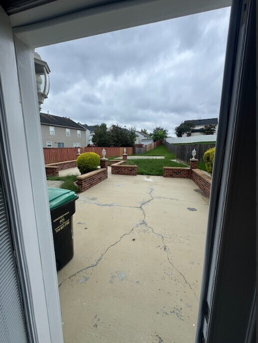 Building Photo - MOVE IN SPECIAL! $200 OFF FIRST MONTHS REN...