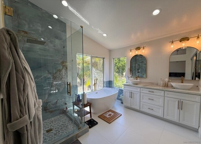 Building Photo - 5006 Palmera Dr