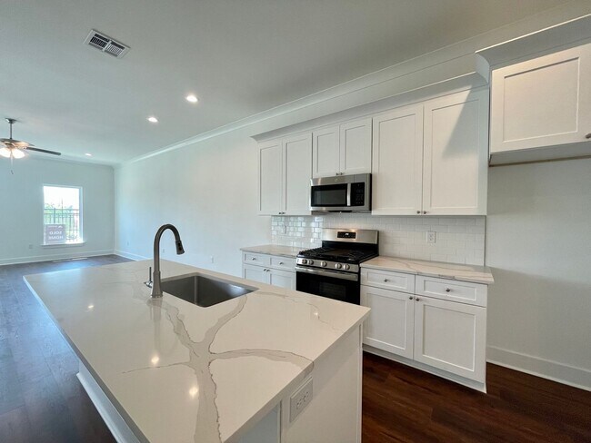 Building Photo - Brand new in Dawson Bluff and move in ready!