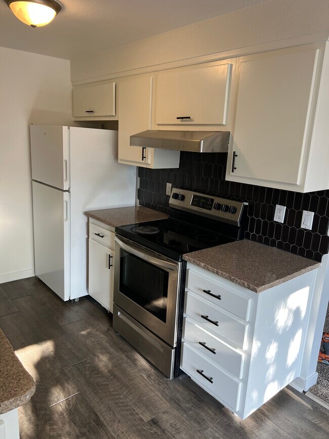 Building Photo - 1108 S Pond St