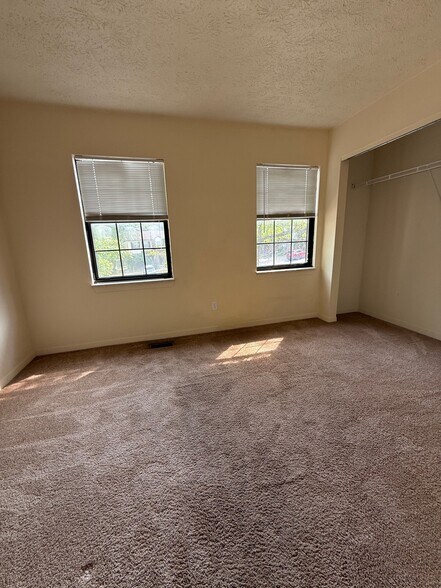 Building Photo - 158 E Willow Ct