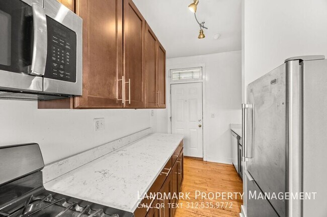 Building Photo - 824 W Wrightwood Ave