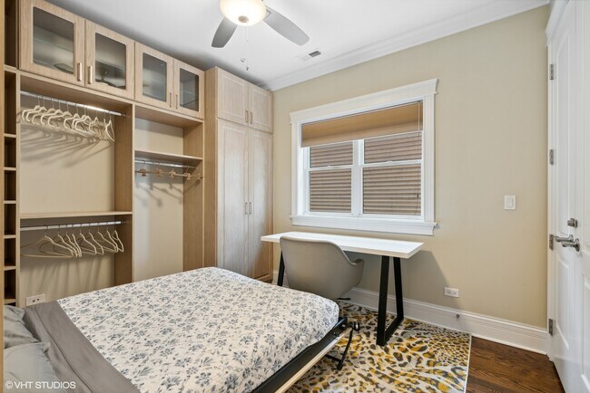 Building Photo - 1022 W Diversey Pkwy