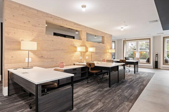 Building Photo - 975 Memorial Dr SE