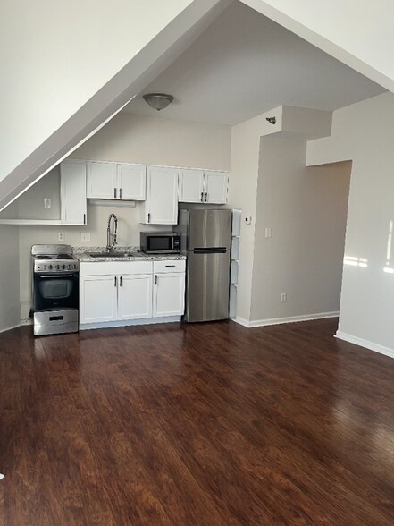 Primary Photo - 241 E 9th St