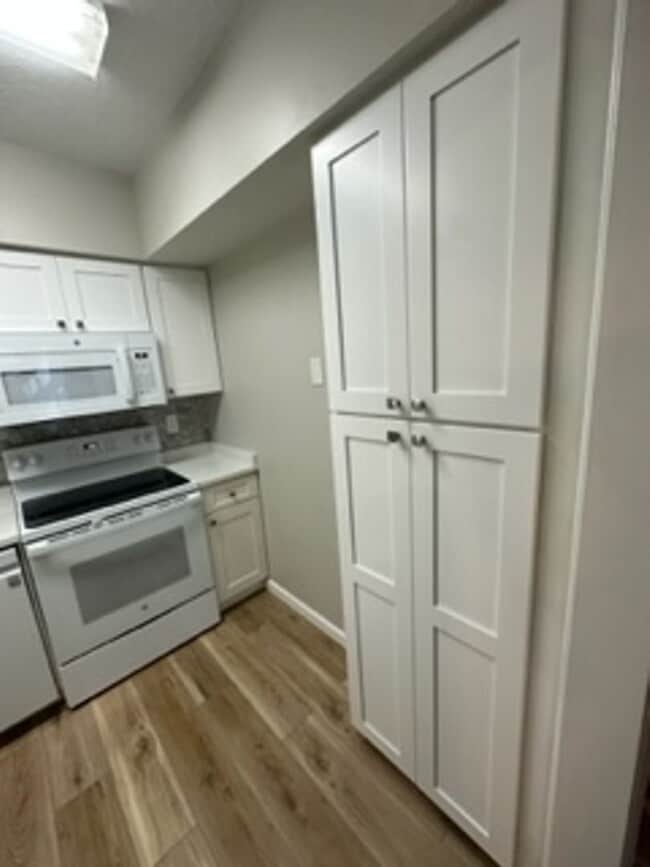 Building Photo - Live the Coastal Dream in This Stylishly U...