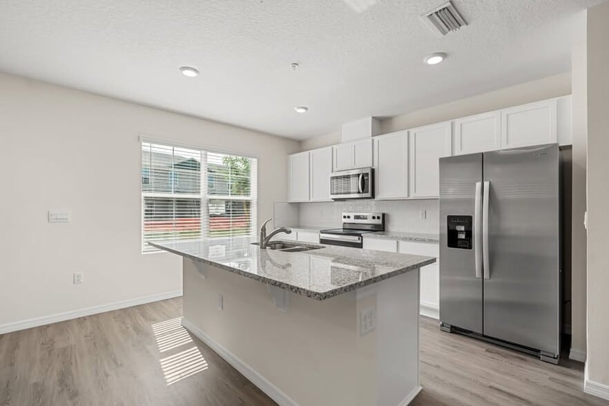Building Photo - 2741 Flushing Dr