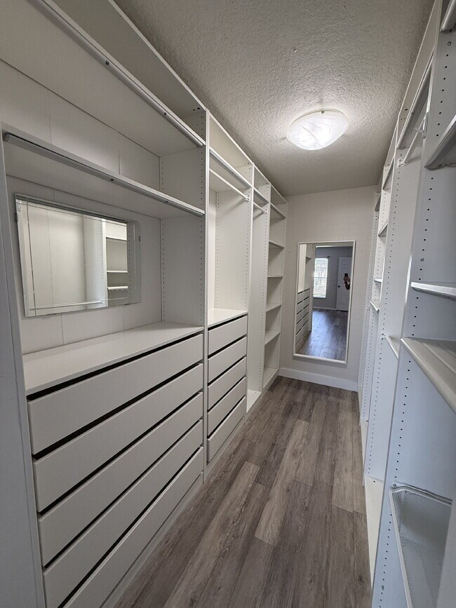 Building Photo - 3-bedroom, 2-bathroom