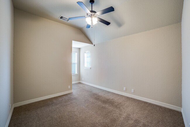 Building Photo - GORGEOUS 4-BEDROOM IN BELTERRA