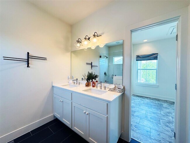 Building Photo - 2716 Halcyon Dr