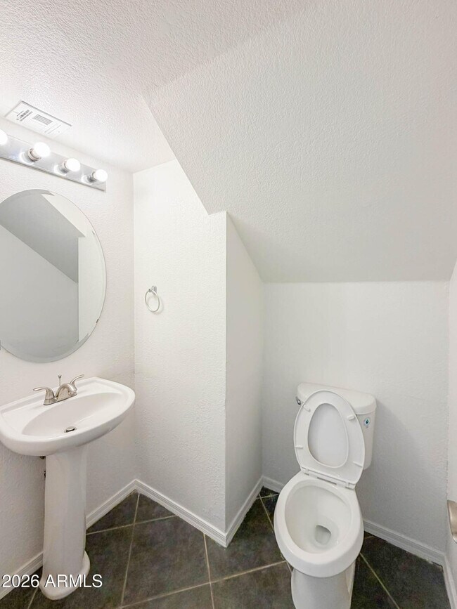 Building Photo - 1009 E Iris Dr