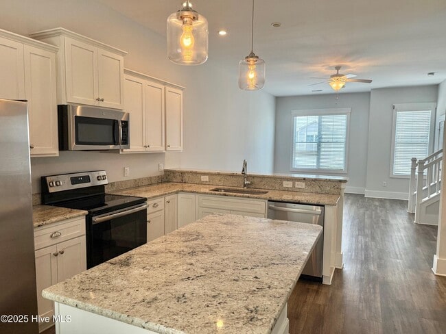 Building Photo - 4006 Tamarisk Ln