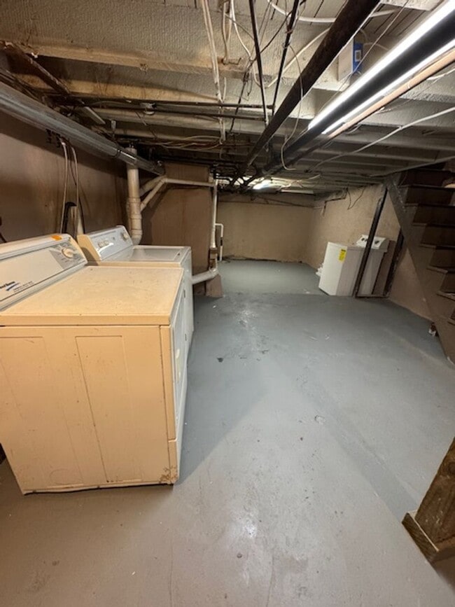 Building Photo - Looking for spacious house check this one ...