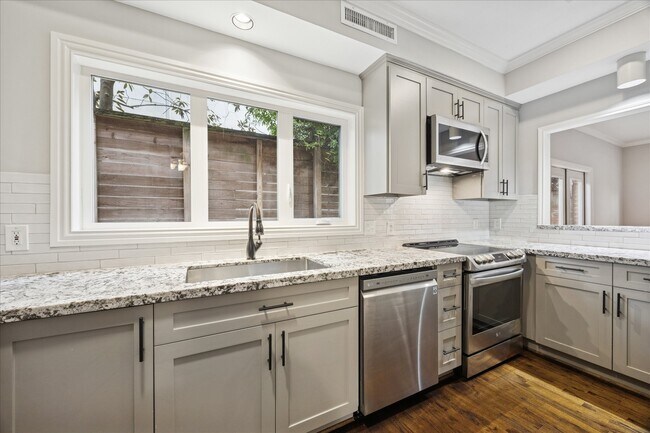 Building Photo - 2113 Potomac Dr